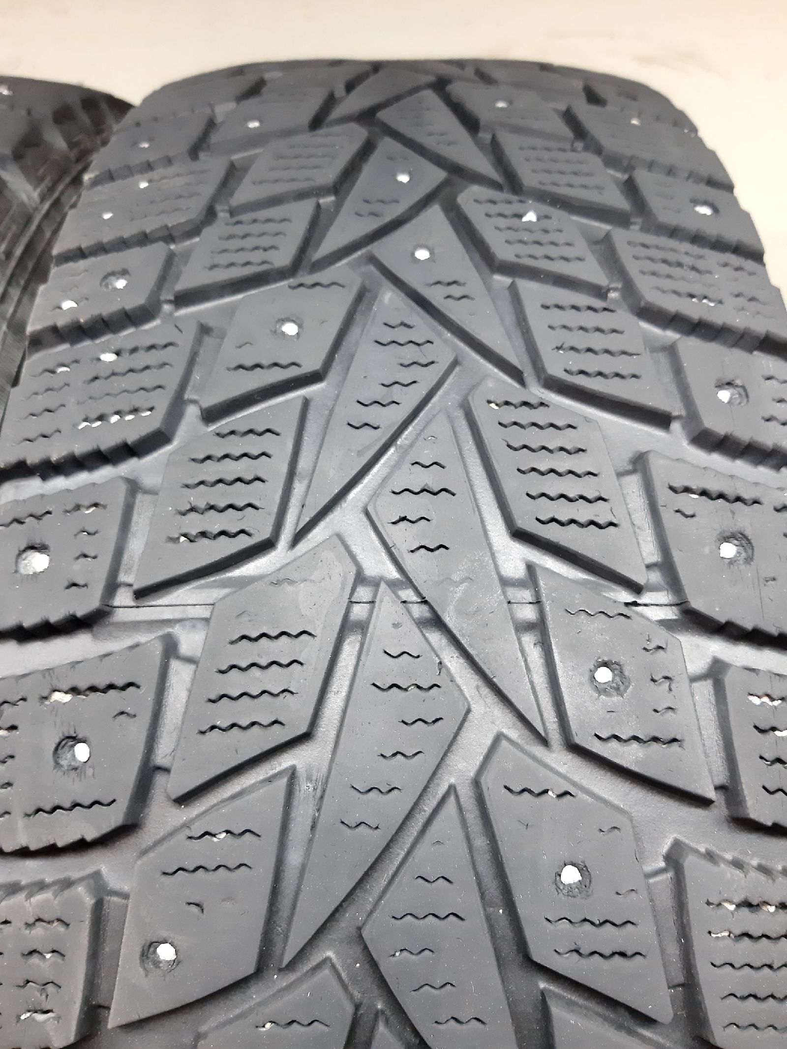 Dunlop SP Winter Ice 02