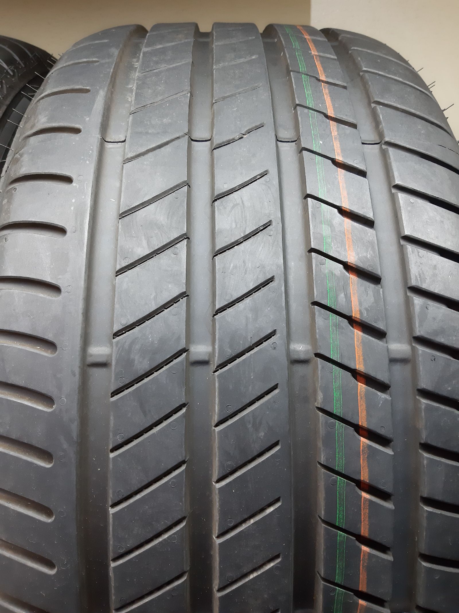 Bridgestone Alenza 001
